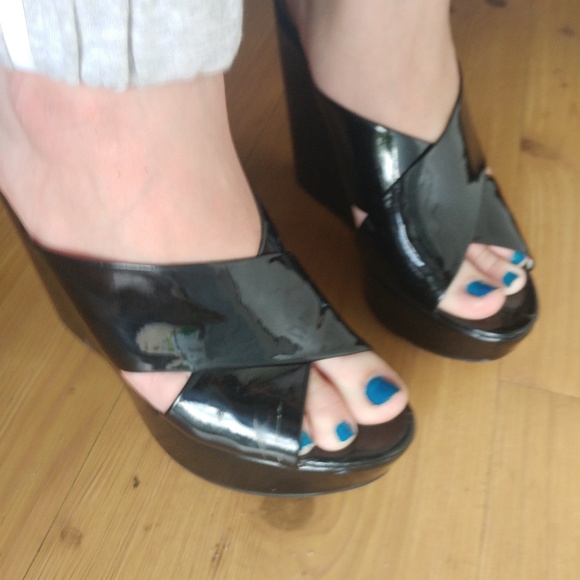 BCBGeneration • Shiny Faux leather black patent wedge sandals 9 - Picture 7 of 8